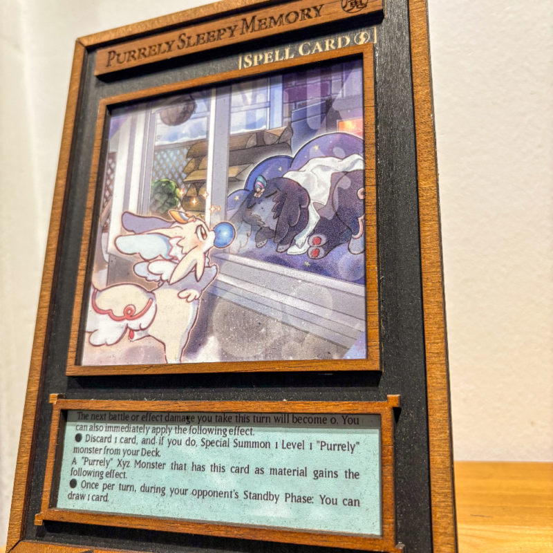 3D Yu‑Gi‑Oh! Ξύλινο Stand “Purrely Sleepy Memory” 21×15 cm