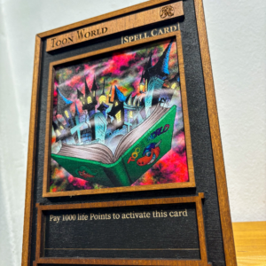 3D Yu‑Gi‑Oh! Ξύλινο Stand “Toon World” 21×15 cm Premium συλλεκτικό κομμάτι για λάτρεις του anime & του card gaming 🔥 Γιατί θα το λατρέψεις Εντυπωσιακή 3D όψη: Η ψηφιακή εκτύπωση υψηλής ευκρίνειας αποδίδει κάθε λεπτομέρεια Φυσικό ξύλο σημύδας: Ελαφρύ αλλά ανθεκτικό, με μοναδικά νερά που κάνουν κάθε stand κυριολεκτικά μοναδικό κομμάτι. Ιδανικό μέγεθος – 21 × 15 cm: Ταιριάζει τέλεια σε ράφι, gaming setup ή βιτρίνα χωρίς να “κλέβει” χώρο. Εύκολη συναρμολόγηση: Κουμπώνει σε δευτερόλεπτα, χωρίς εργαλεία. Το τέλειο geeky δώρο: Έρχεται συσκευασμένο έτοιμο για δώρο σε anime fans, duelists ή συλλέκτες figure‑stands.