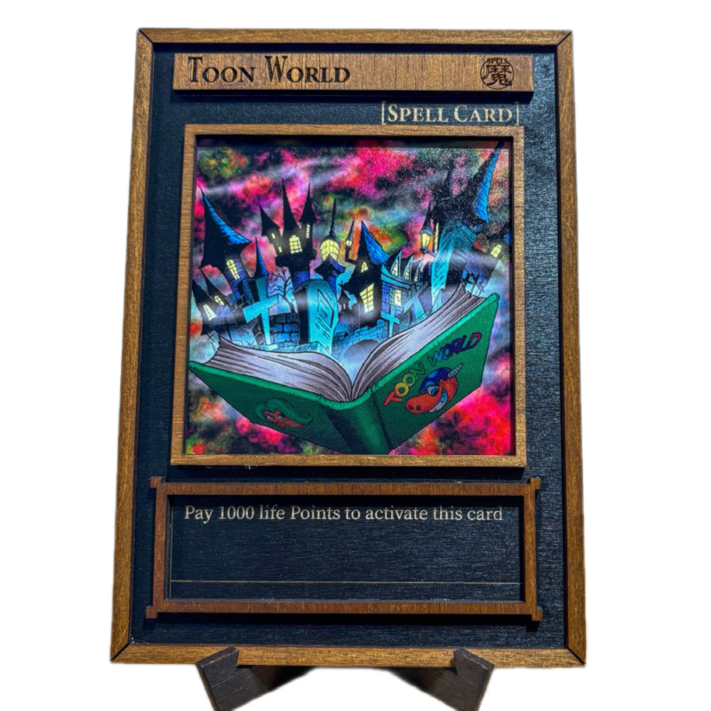 3D Yu‑Gi‑Oh! Ξύλινο Stand “Toon World” 21×15 cm Premium συλλεκτικό κομμάτι για λάτρεις του anime & του card gaming 🔥 Γιατί θα το λατρέψεις Εντυπωσιακή 3D όψη: Η ψηφιακή εκτύπωση υψηλής ευκρίνειας αποδίδει κάθε λεπτομέρεια Φυσικό ξύλο σημύδας: Ελαφρύ αλλά ανθεκτικό, με μοναδικά νερά που κάνουν κάθε stand κυριολεκτικά μοναδικό κομμάτι. Ιδανικό μέγεθος – 21 × 15 cm: Ταιριάζει τέλεια σε ράφι, gaming setup ή βιτρίνα χωρίς να “κλέβει” χώρο. Εύκολη συναρμολόγηση: Κουμπώνει σε δευτερόλεπτα, χωρίς εργαλεία. Το τέλειο geeky δώρο: Έρχεται συσκευασμένο έτοιμο για δώρο σε anime fans, duelists ή συλλέκτες figure‑stands.