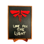 3D ξύλινο κάδρο The Last of Us Look for the Light με σύμβολο Fireflies σε μαύρο φόντο